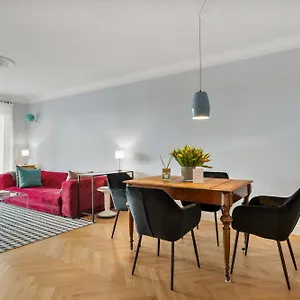 Cls Zentrale City-wohnung In Mit E-laden Und Tiefgarage, Grosser Balkon, Blick Ueber Hamburg, Parkplatz, Cafe Im Haus, Bushaltestelle Direkt Gegenueber, Flex Check In