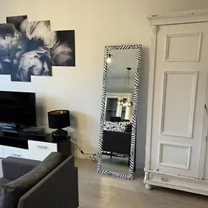 Rose 42 In Apartment *