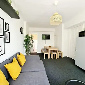 Spacious For 8 In Great Location Apartment