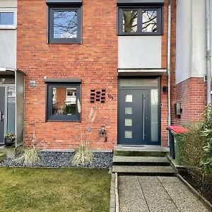 Ausgestattetes Reihenhaus In Zentraler, Ruhiger & Gruener Lage Apartment *